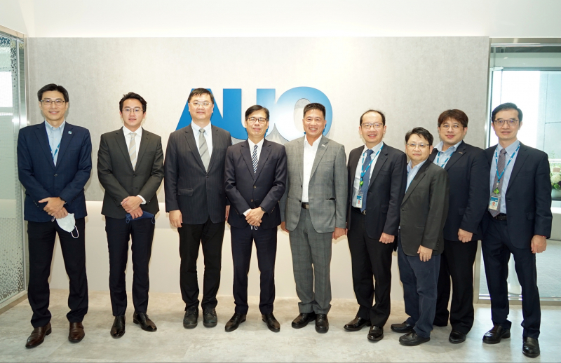 佰富彩光電前進亞灣成立「AUO解決方案研發中心」，作為多元場域解決方案研發及試驗場域（圖中左為高雄市長陳其邁、圖中右為佰富彩光電董事長彭双浪）
