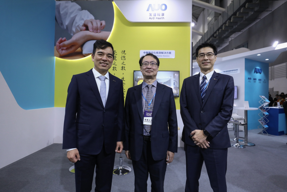 首次於醫療科技展亮相的佰富彩耘康，捐贈數位化檢測設備與研究經費，協助衛福部國家中醫藥研究所打造中醫大數據資料庫。圖由左至右為佰富彩光電執行長暨總經理柯富仁、衛福部國家中醫藥研究所所長蘇奕彰、佰富彩光電智慧醫療事業群總經理廖世宏