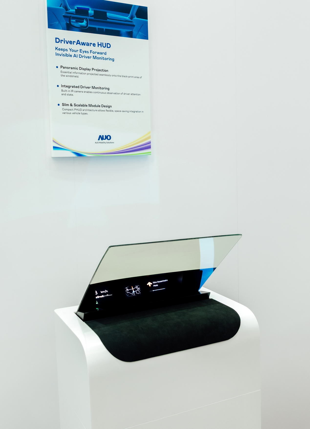 DriverAware HUD结合抬头显示器与隐藏式红外线摄影机，将车速、导航及警示讯息投影于挡风玻璃上，完美对齐驾驶目不离路的视线，同时，透过AI 监控驾驶注意力以提升安全性。